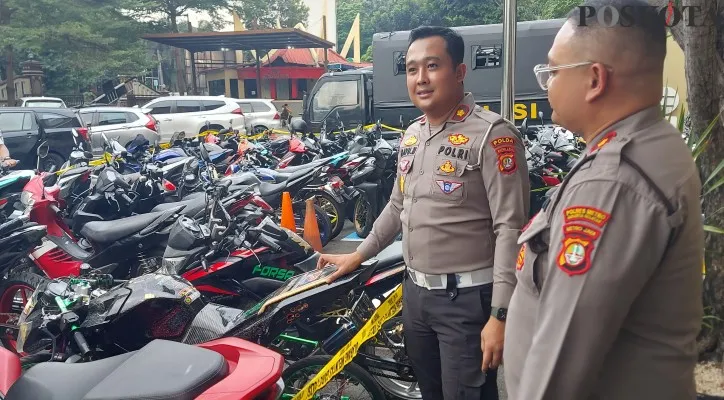 Foto: Petugas Polantas mengandagnkan ratusan sepeda motor berknalpot brong balap liar di Jalan Layang Non Tol (JLNT) Casablanca, Setiabudi, Jakarta Selatan. (Poskota/Angga Pahlevi)