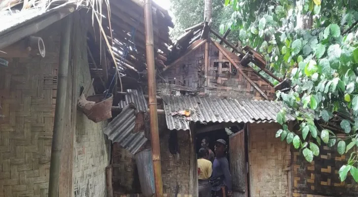 Foto: Rumah warga kondisi rusak di Tanjung Jaya, Pandeglang, Banten, usai disambar petir. (Ist.)