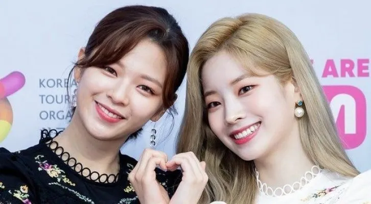 Jeongyeon dan Dahyun TWICE Dikonfirmasi Akan Absen dari Konser di Seattle Usai Positif COVID-19 (lst)