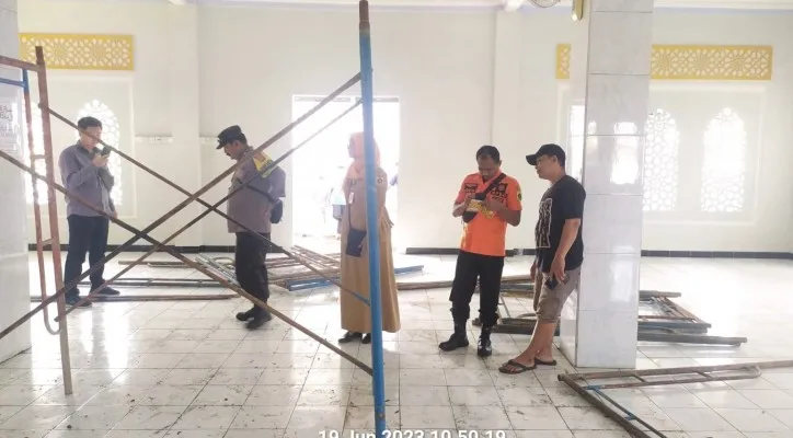 Foto: Masjid di kawasan Cibinong, Kabupaten Bogor, Jawa Barat, rusak disambar petir. (Ist.)