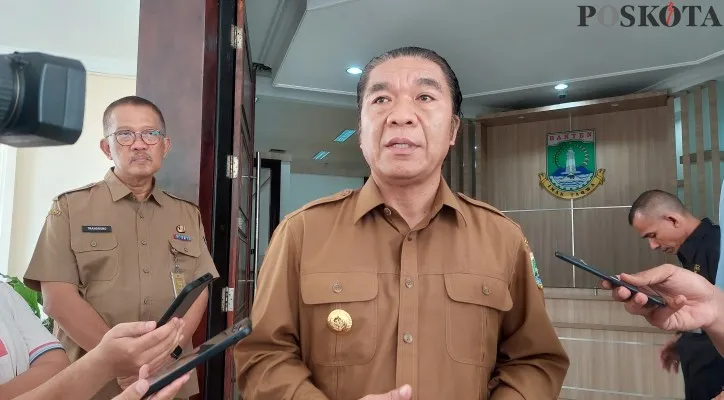 Foto: Pj Gubernur Banten Al Muktabar sidak SMAN 2 Kota Serang temukan anaka ASN daftar PPDB jalur afirmasi. (Poskota/Bilal Hardiansyah)