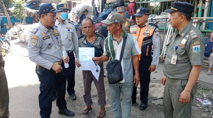 Petugas Dishub Jakpus dan Satpol PP menertibkan parkir liar di kawasan Pasar Senen. (Ist)