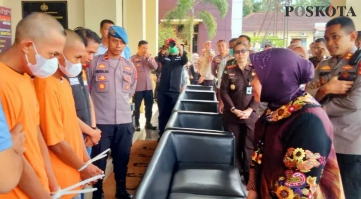 Foto: Menteri Sosial Tri Rismaharini berdialog tersangka Tindak Pidana Perdagangan Orang (TPPO) oleh Polres Pandeglang. (Poskota/Samsul Fathony)