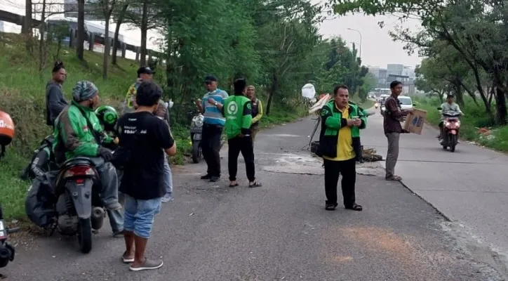 Foto: Sejumlah Komunitas Ojeg Online (Ojol) memperbaiki jalan akses tol Kalimalang, Bekasi Barat, kota Bekasi, Jawa Barat, tak kunjung diperbaiki pemerintah setempat. (Ist.)