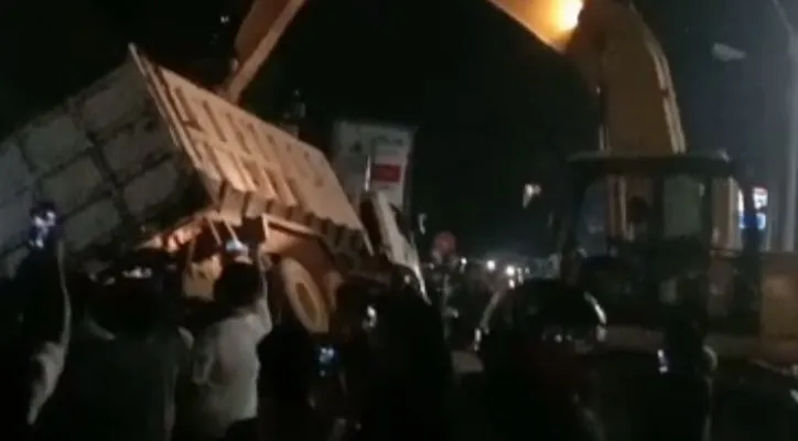 Excavator diterjunkan untuk mengangkat dump truk yang terbalik. (ist)