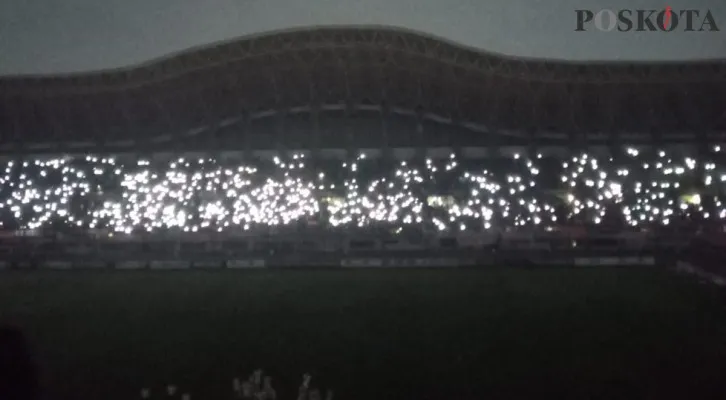 Foto: Lampu Stadion Patriot Candrabhaga Padam Saat Laga Persija Vs Ratchaburi Berlangsung. (Poskota/Ihsan Fahmi)