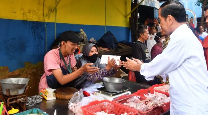 Presiden Joko Widodo saat meninjau Pasar Palmerah. (biro pers)