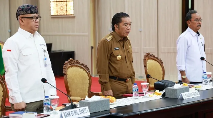 Pj Gubernur Banten Al Muktabar saat mengikuti Rakor Pengendalian Inflasi bersama Kemendagri secara virtual di Pendopo Gubernur Banten, Kota Serang. (ist)