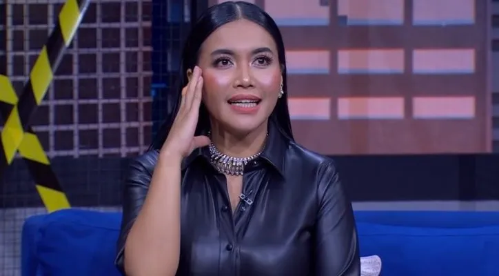 Denada mengungkapkan alasan dirinya tidak ikut prosesi pemakaman sang ibunda, Emilia Contessa.(Tangkap Layar YouTube/Net Media)