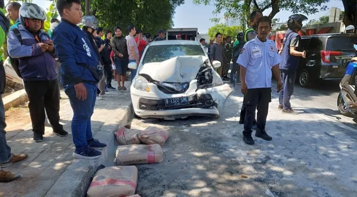 Honda Brio ringsek pada bagian depan setelah menghantam motor dan mobil pick up di Depok. (Ist)