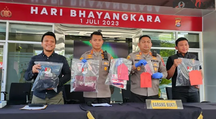 Polisi menunjukan sejumlah barang bukti korban tewas akibat tertabrak truk saat bikin konten di Tangerang. (Veronica)