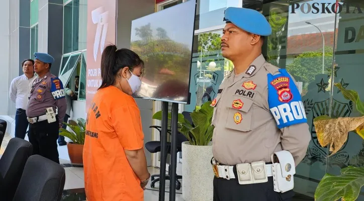 Foto: Ibu Rumah Tangga (IRT) jadi 'Mami' jual Pekerja Seks Komersial (PSK) Rp 150 ribu diringkus Polres Tangerang Kota