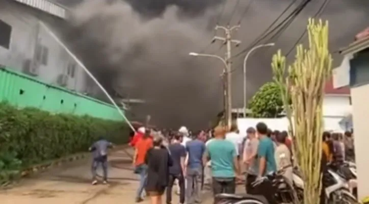 Foto: Kebakaran pabrik Styrofoam di Kawasan Legok, Tangerang. (Ist.)