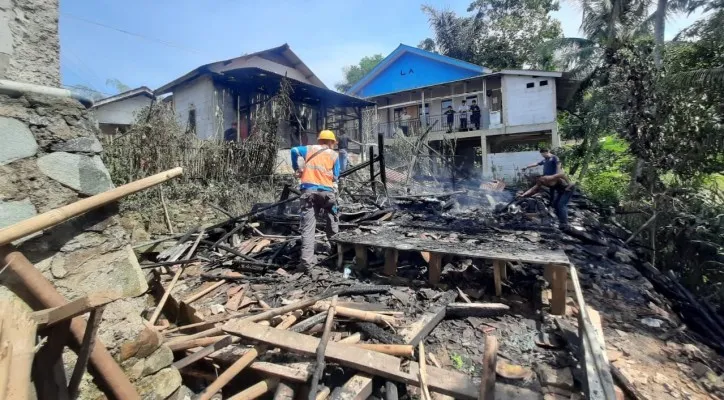 Rumah terbakar di Kampung Bule Kecamatan Sukasari, Kabupaten Purwakarta. (ist)