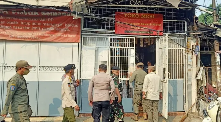 Petugas Satpol PP mengamankan ratusan botol miras dari warung kelontong di kawasan Kalideres, Jakbar. (Ist)