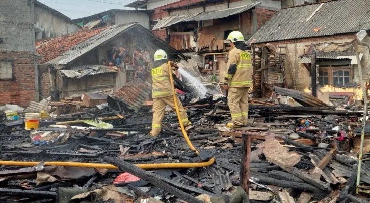 Petugas Damkkar memadamkan api yang membakar rumah di Cengkareng, Jakarta Barat. (Ist)