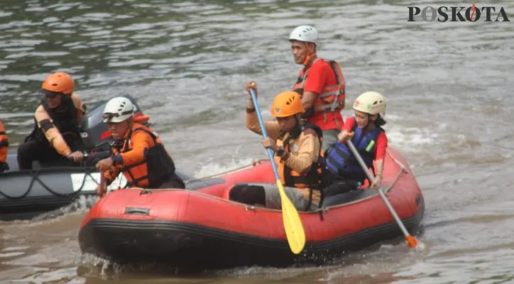 Anggota Sabhawana melakukan pecinta alam pelatihan rescue di air dan pemberian pemantapan dari senior ke anggota baru. (angga)