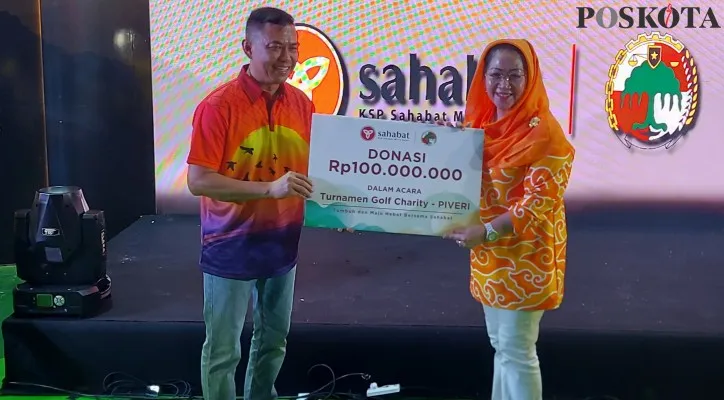 Ketua Umum PP Piveri, Lina Indiarti Wresniwiro, S.E.,MM. (Kanan), menerima donasi dari Ketua KSP Sahabat Mitra Sejati, Dedi Irja Pratama sebesar Rp100 juta dalam acara Golf Charity. (angga)