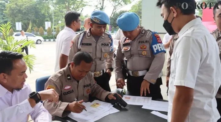 Propam Polresta Tangerang saat melakukan pemeriksaan senpi anggotanya. (Veronica)