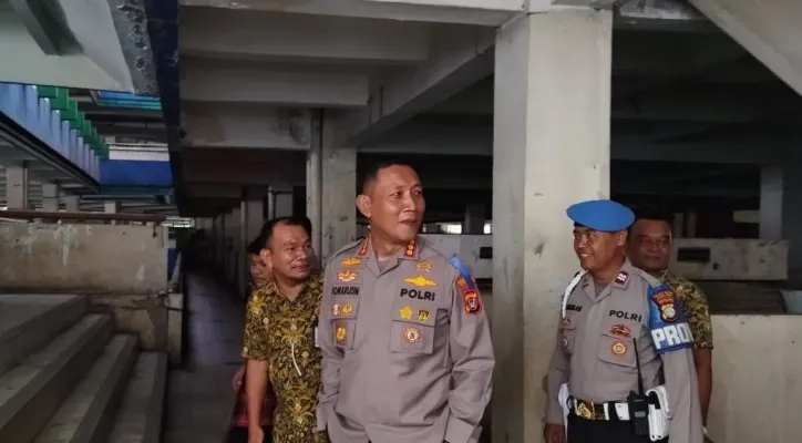 Kapolres Metro Jakarta Pusat, Kombes Komarudin saat mengecek Blok G Pasar Tanah Abang. (Ist)