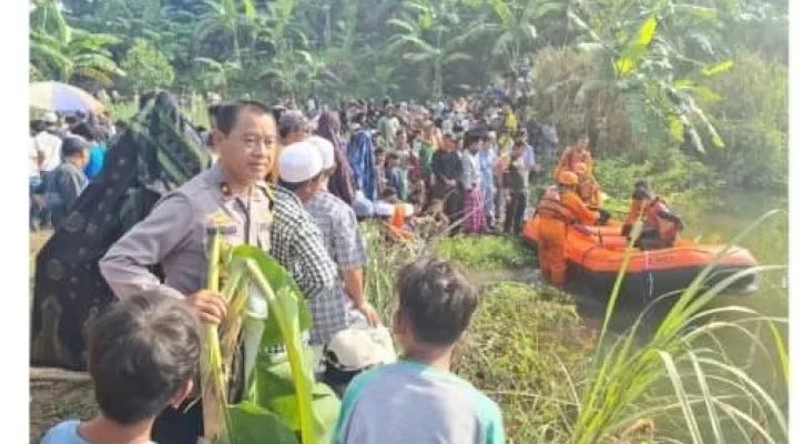 Tim SAR melakukan pencarian 3 pria tenggelam saat melakukan pengobatan alternatif di danau Bogor. (Ist)