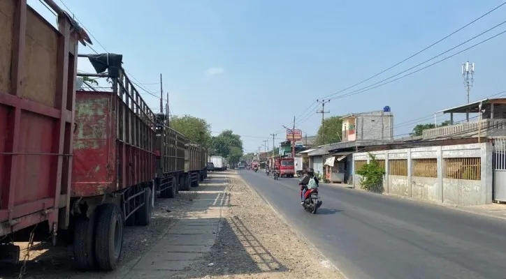 Penampakan jalan raya Kapuk Kalam Muara yang sempit. (aldi)