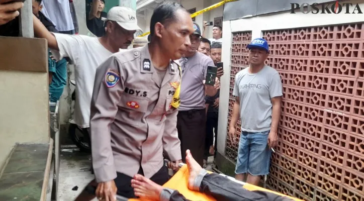 Foto: Petugas Polsek Citeureup mengangkut korban penghuni kontrakan yang berduel saling tikam. (Poskota/Panca Aji)