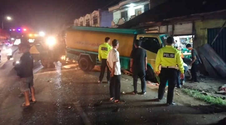 Tabrakan beruntun di Kragilan Serang turut merusak warung pecel lele yang ada di tempat kejadian. (Ist)