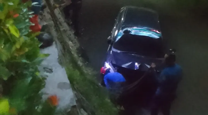 Toyota Vios nyemplung ke dalam Kali di Bekasi, diduga sopir mengantuk. (Ist)