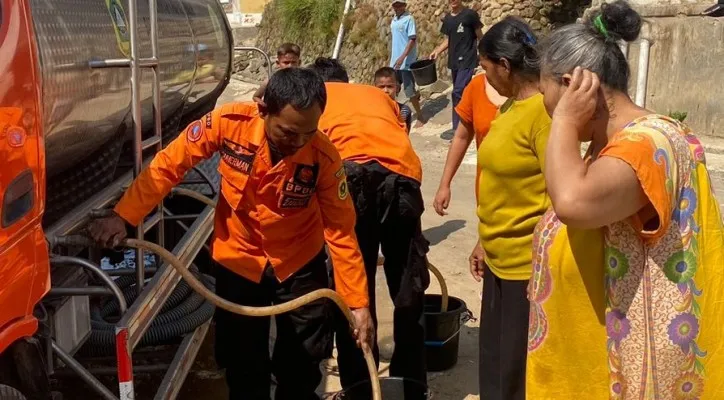 Foto: BPBD Kabupaten Bogor bantu warga Cisarua Puncak, Kabupaten Bogor, Jawa Barat, yang mengalami kekeringan. (Ist.)