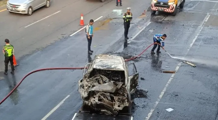 Proses evakuasi kecelakaan mini bus dan truk di Jalan Tol Tangerang-Jakarta. (ist)