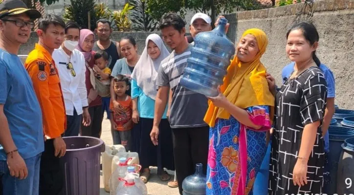 Foto: Warga Sukahati, Kabupaten Bogor, mengalami kekeringan dan butuh air bersih pasca saluran air putus diguncang gempa. (Ist.)