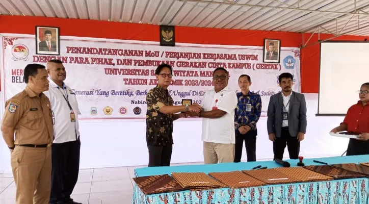 Foto: Universitas Satya Wiyata Mandala (Uswim) Nabire, Papua Tengah bekerja sama dengan perusahaan tambang emas PT Kristalin Ekalestari program beasiswa Mahasiswa Putus Kuliah. (Ist.)