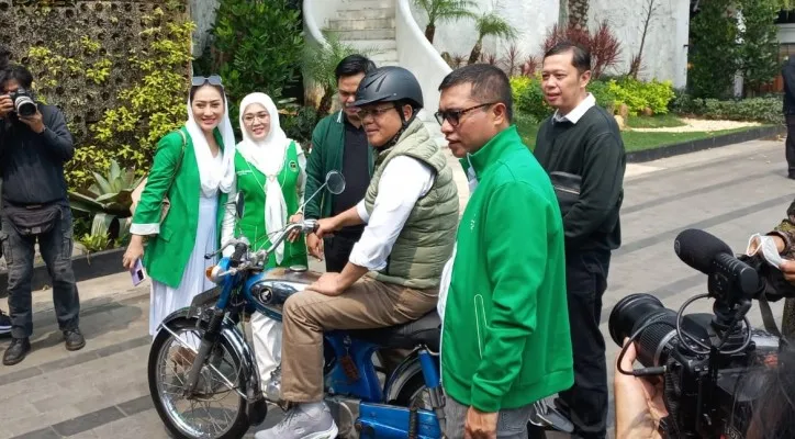 Foto: Plt. Ketua Umum Partai Persatuan Pembangunan (PPP) Muhamad Mardiono menaiki sepeda motor antik. (Ist.)