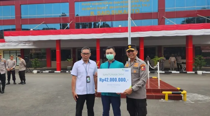 Foto: Kepala Kantor Cabang BPJS Ketenagakerjaan Ceger Jakarta Timur dan Kepala Rumah Sakit Polri Brigjen dr. Hariyanto serahkan santunan JKM kepada ahli waris kepada perawat IGD RS Polri. (Ist.)