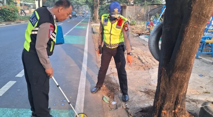 Petugas Satlantas Polres Depok menggelar olah TKP pemotor tewas tabrak pohon di Jalan Juanda. (Ist)