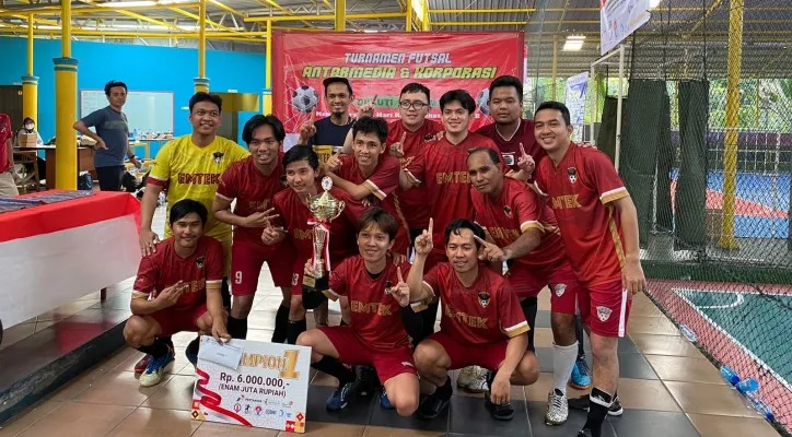 Pemenang turnamen futsal antarmedia raih hadiah berupa uang dan piala. (Ist)