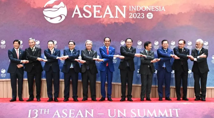 Teks Foto: Presiden Joko Widodo bersama pemimpin negara yang hadiri KTT ke-43 ASEAN. (biro pers)