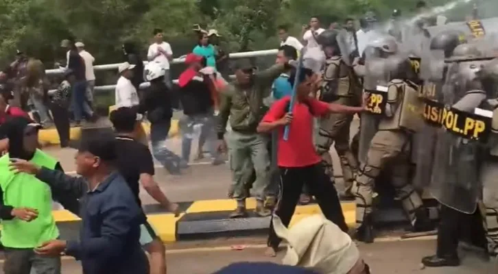 Tangkapan Layar Bentrokan warga adat dengan Polisi terjadi di Pulau Rempang, Batam. (Ist.)