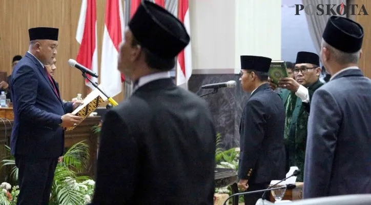 Rudy Susmanto Lantik Yopi Iskandar Jadi Anggota DPRD Kabupaten Bogor. (panca)