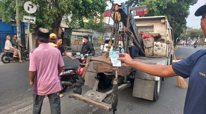 Pengendara motor mengalami luka di kepala setelah menabrak pohon di Jalan Meruya Ilir Raya, Kembangan, Jakarta Barat, Sabtu (9/9/2023). (ist)