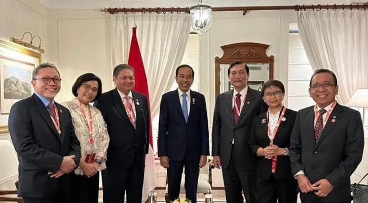 Foto: Presiden Jokowi dan Menko Airlangga Hartarto beserta sejumlah Menteri lainnya di India sebelum menuju KTT G20 di New Delhi. (Ist.)