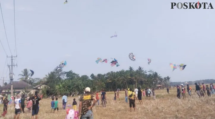 Ratusan warga di Desa Kubangkampil Pandeglang saat mengikuti festival layang-layang. (Samsul Fatoni)