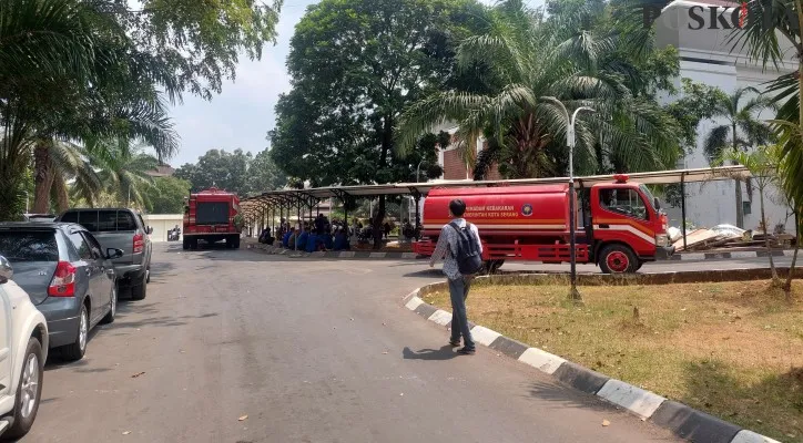 Mobil Damkar saat bersiaga di gedung DPRD Banten yang kebakaran. (bilal)