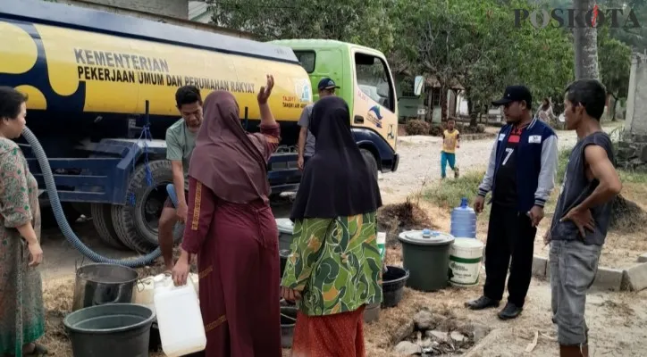 Puluhan warga Pandeglang saat menerima bantuan air bersih. (Samsul Fatoni).