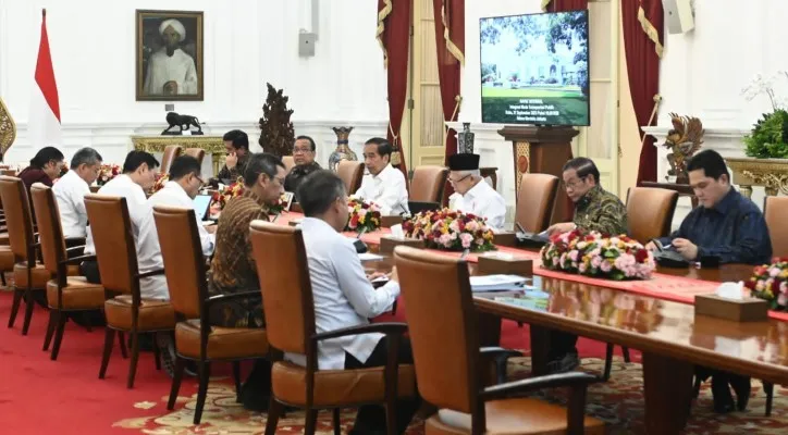 Teks Foto: Presiden Joko Widodo saat memimpin rapat bahas moda transportasi. (biro pers)