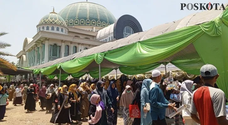 Teks Foto : Ribuan jamaah yang datang di Masjid At taqwa Babelan Bekasi, untuk memperingati kelahiran nabi Muhammad Saw. (Ihsan Fahmi)