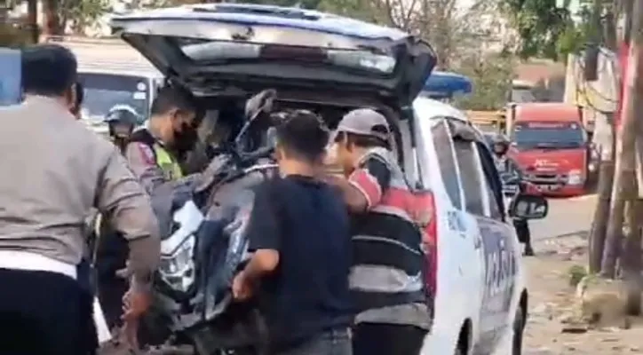 Teks Foto: Pengendara Motor mengalami kerusakan di Bantargebang Bekasi. (ist)