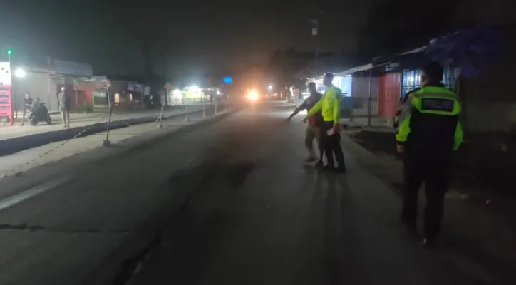 Teks Foto: Personil Unit Gakkum Satlantas Polres Serang saat melakukan olah TKP kasus kecelakaan lalulintas yang merenggut nyawa pengendara Honda Scoopy. (ist)