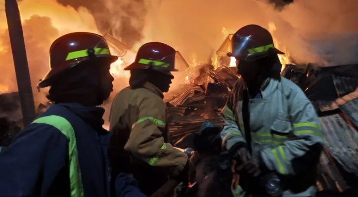 Teks Foto: Kebakaran gudang kayu dan plastik di Kedungwaringin Bekasi. (ist)